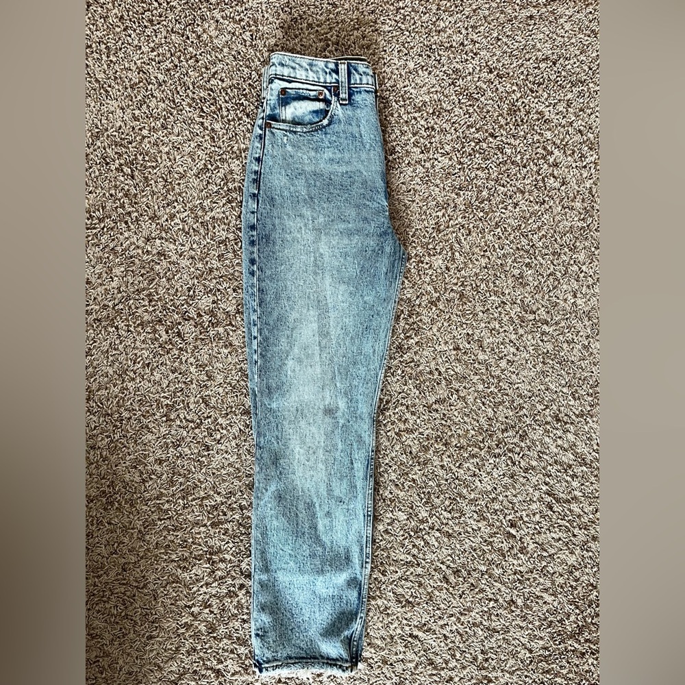 Abercrombie & Fitch The 90sStraight Ultra High Rise Jeans in an acid wash finish - Picture 9 of 11